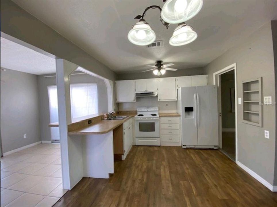 Active With Contract: $149,900 (2 beds, 1 baths, 906 Square Feet)