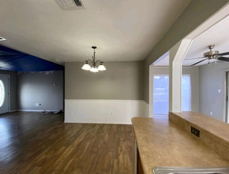 Active With Contract: $149,900 (2 beds, 1 baths, 906 Square Feet)