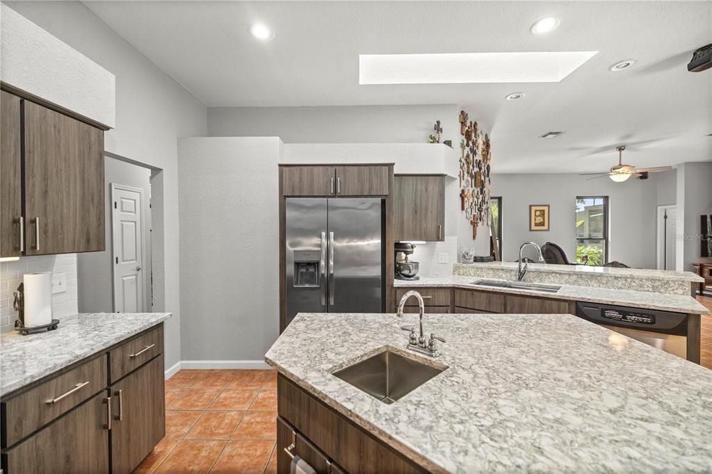 Kitchen Island w/ Wet Sink