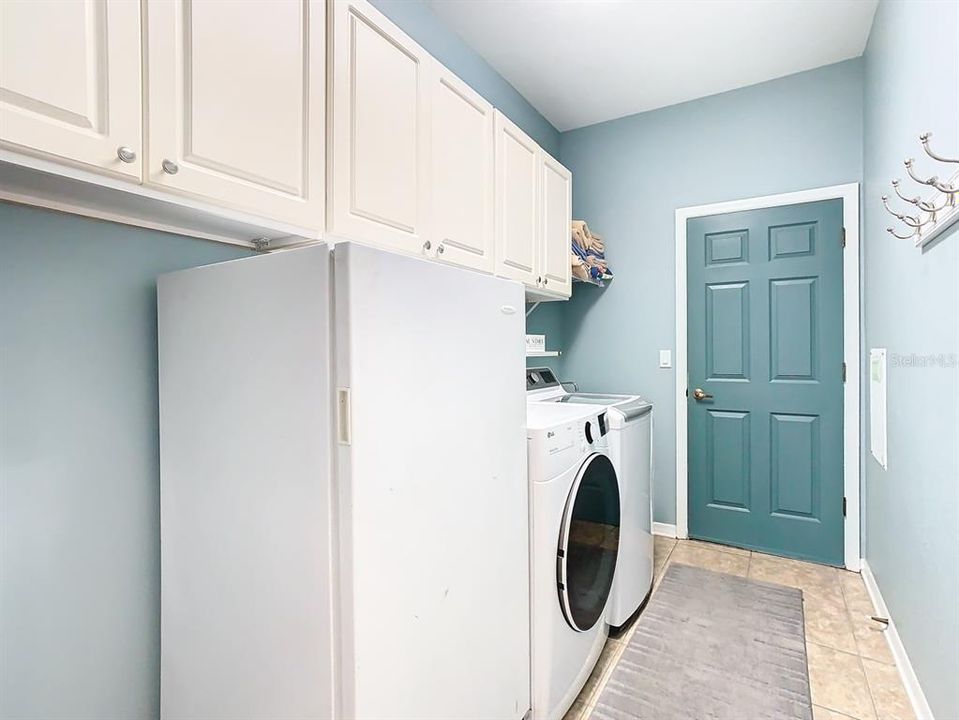 WALK-IN LAUNDRY ROOM