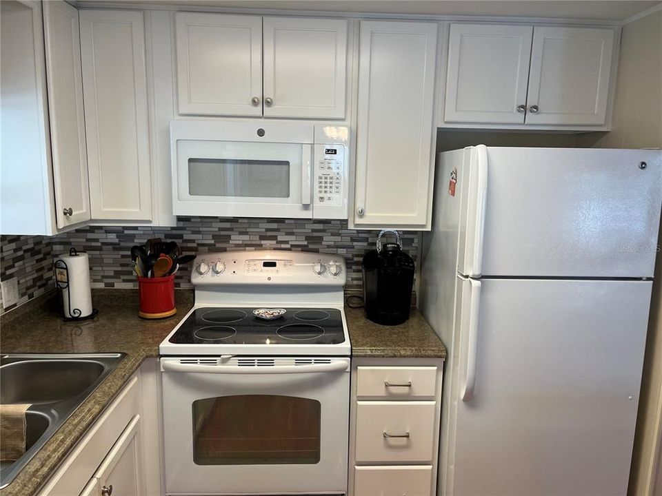 Active With Contract: $199,000 (2 beds, 2 baths, 936 Square Feet)