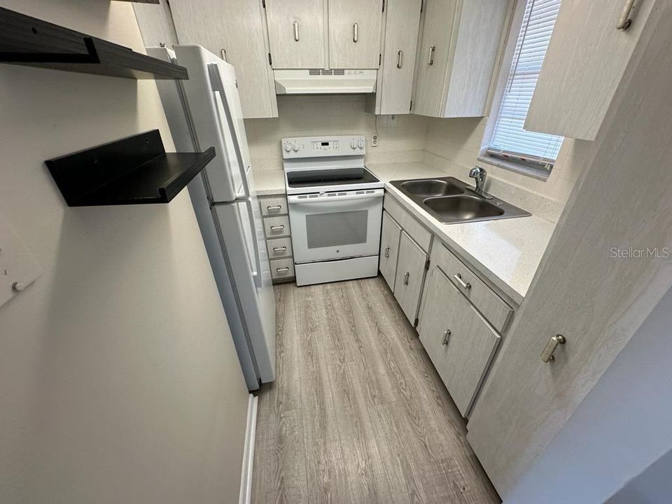 For Sale: $112,000 (1 beds, 1 baths, 672 Square Feet)