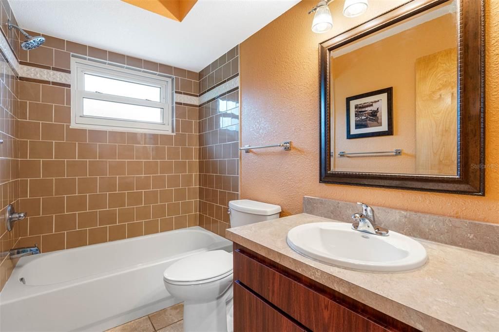 最近售出: $359,000 (2 贝兹, 2 浴室, 1211 平方英尺)