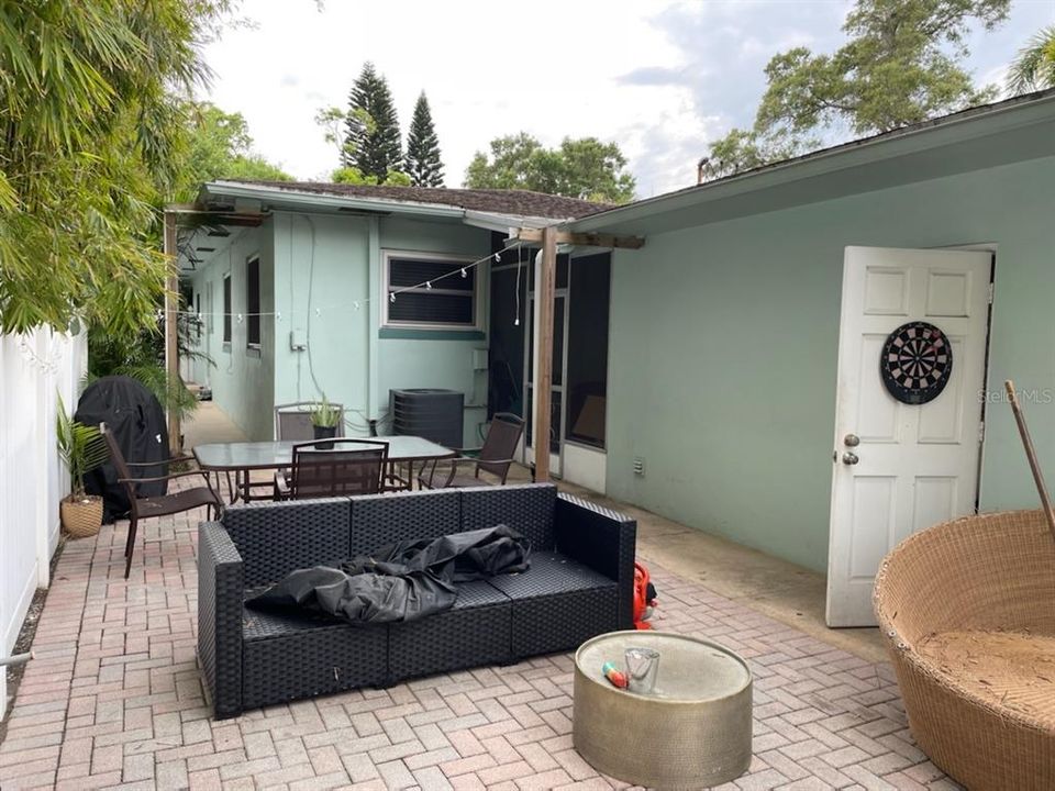 Active With Contract: $2,550 (2 beds, 1 baths, 1100 Square Feet)