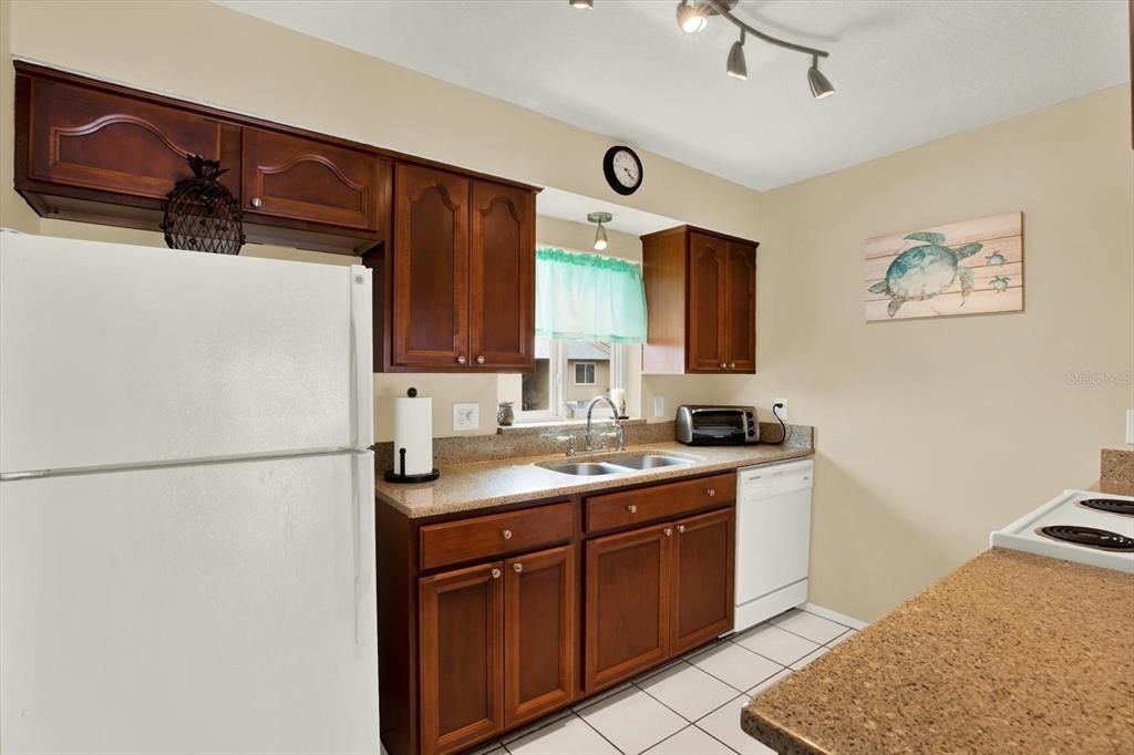 For Sale: $169,000 (2 beds, 1 baths, 830 Square Feet)