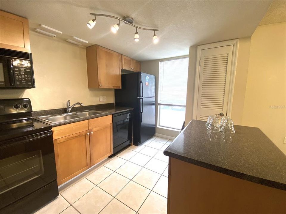 Active With Contract: $160,000 (2 beds, 2 baths, 1070 Square Feet)