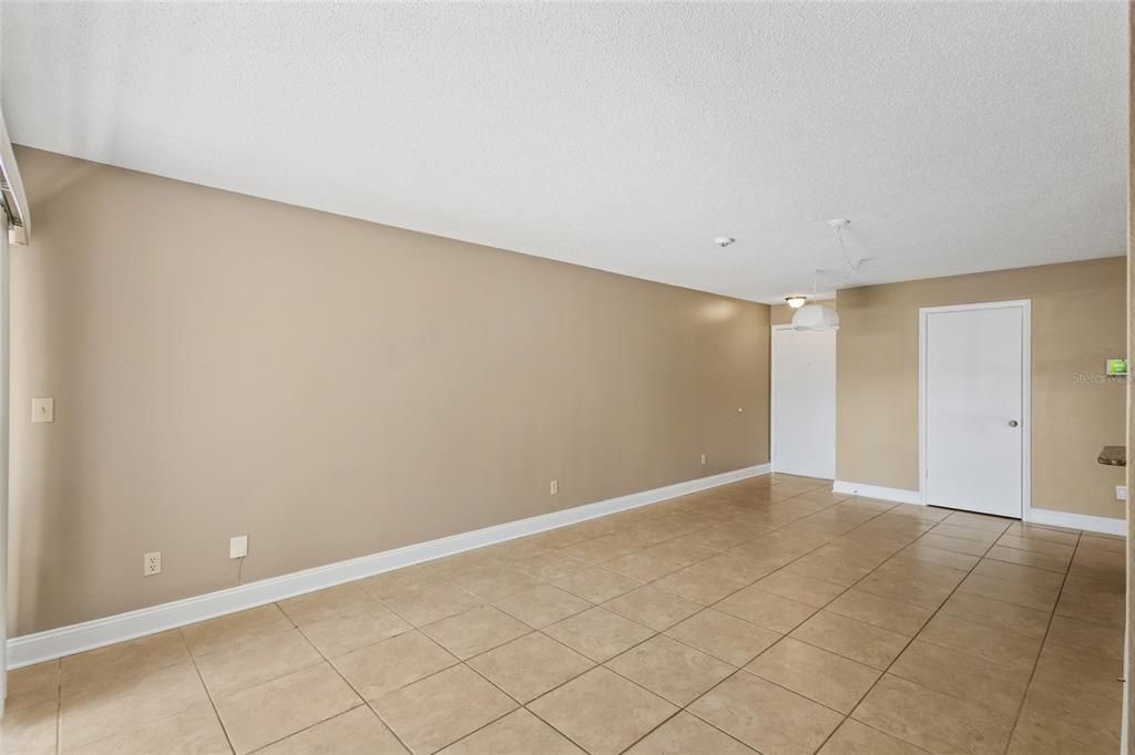 Active With Contract: $207,000 (2 beds, 2 baths, 820 Square Feet)