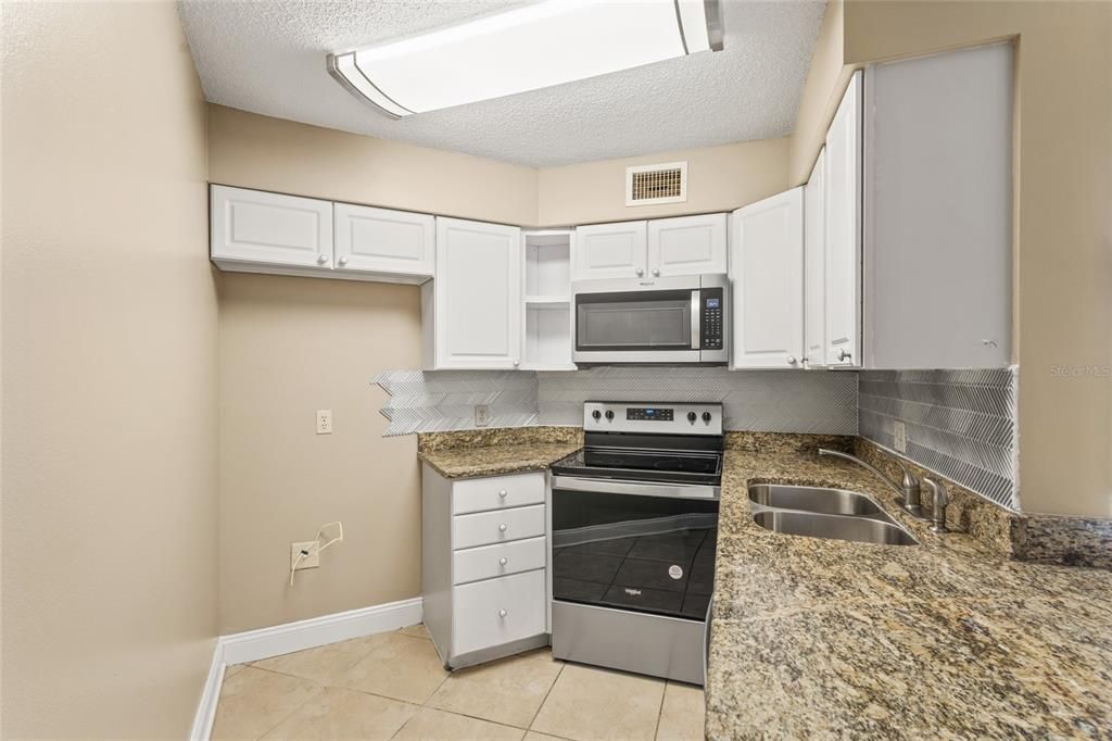 Active With Contract: $207,000 (2 beds, 2 baths, 820 Square Feet)