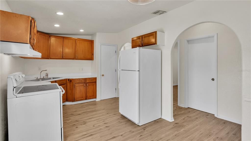 Active With Contract: $189,900 (3 beds, 2 baths, 1404 Square Feet)