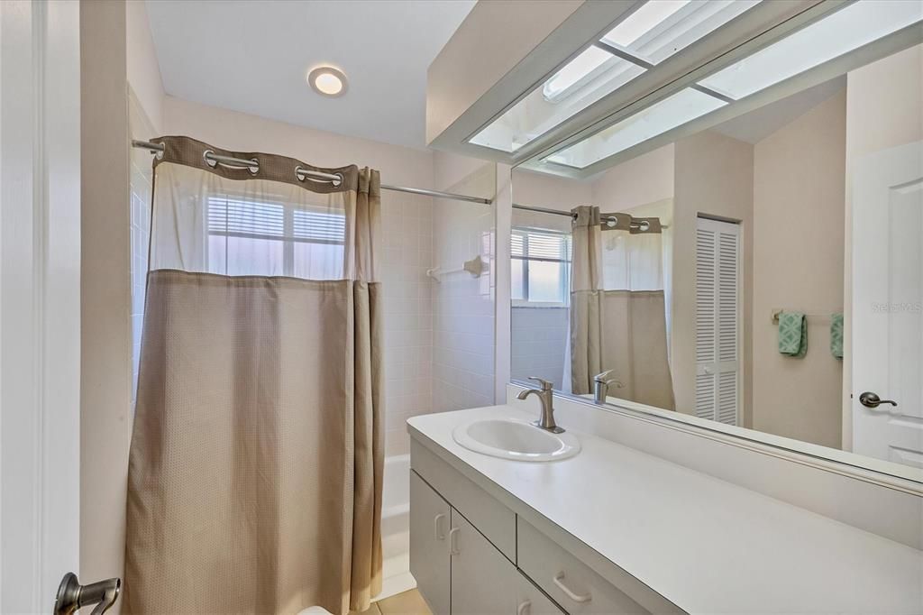 最近售出: $600,000 (3 贝兹, 2 浴室, 1950 平方英尺)