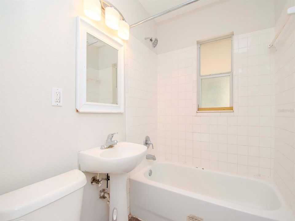 最近售出: $379,000 (4 贝兹, 1 浴室, 1429 平方英尺)