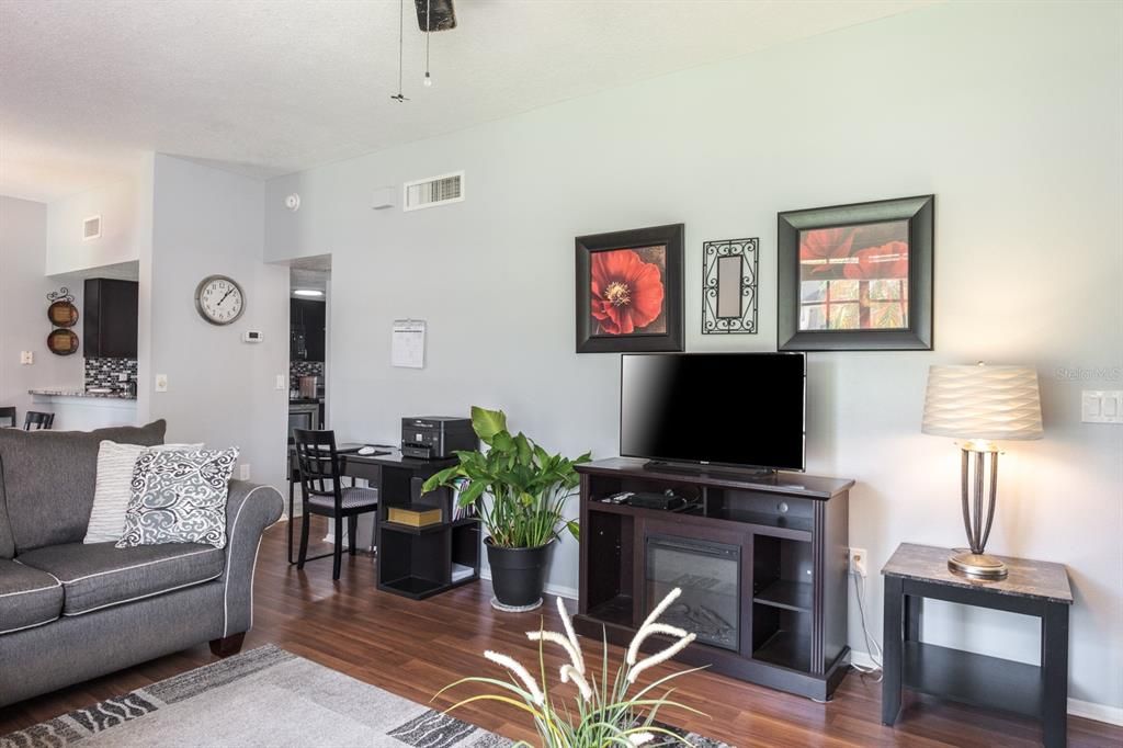 Active With Contract: $245,000 (2 beds, 2 baths, 1045 Square Feet)