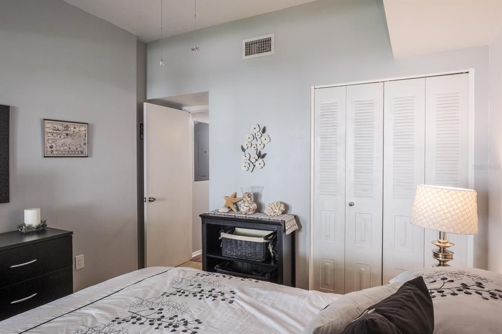 Active With Contract: $245,000 (2 beds, 2 baths, 1045 Square Feet)