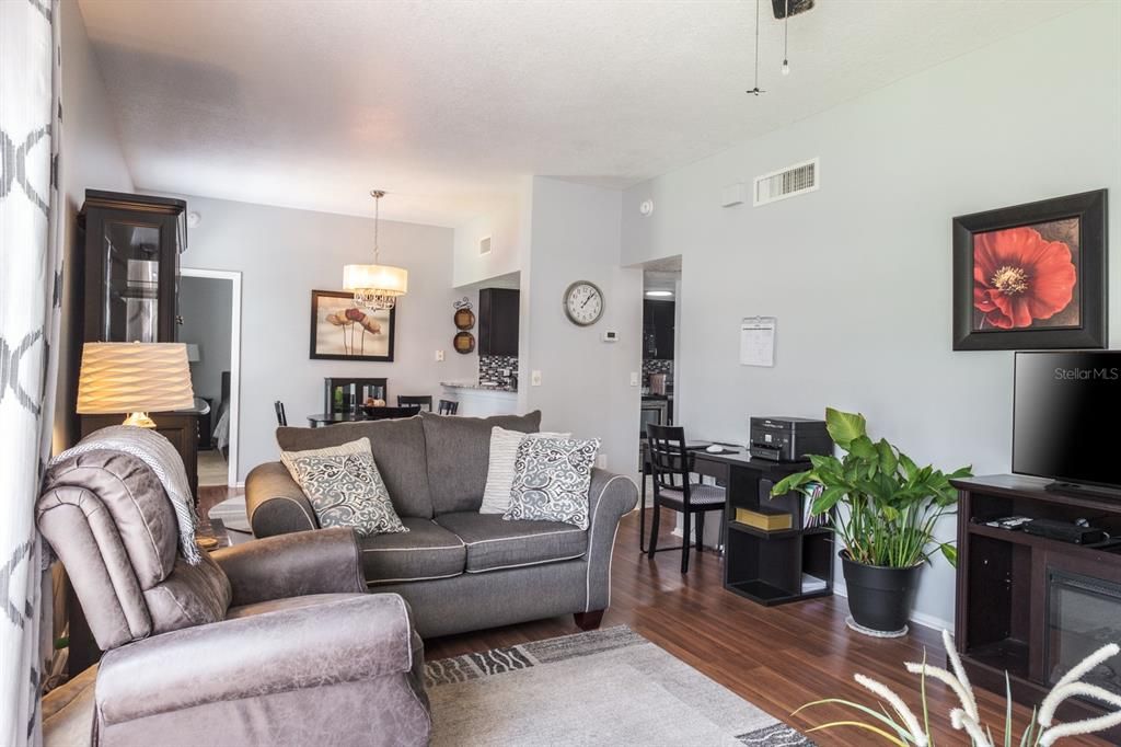 Active With Contract: $245,000 (2 beds, 2 baths, 1045 Square Feet)