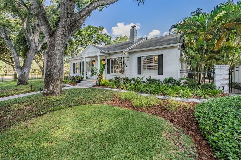 Recently Sold: $2,395,000 (3 beds, 3 baths, 2579 Square Feet)