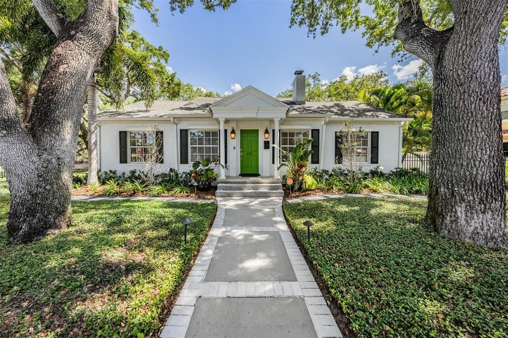 Recently Sold: $2,395,000 (3 beds, 3 baths, 2579 Square Feet)