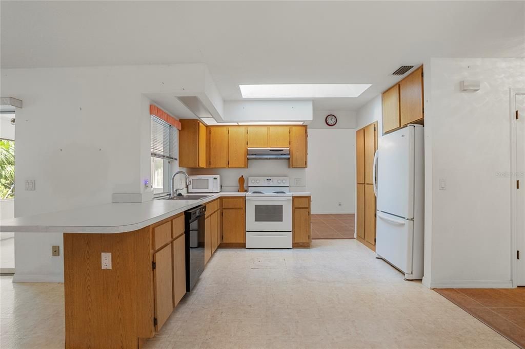 Active With Contract: $270,000 (3 beds, 2 baths, 1581 Square Feet)