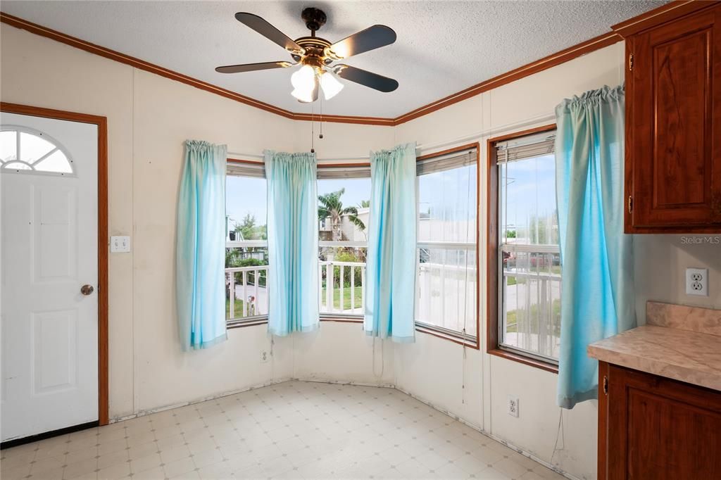 For Sale: $325,000 (3 beds, 2 baths, 1352 Square Feet)