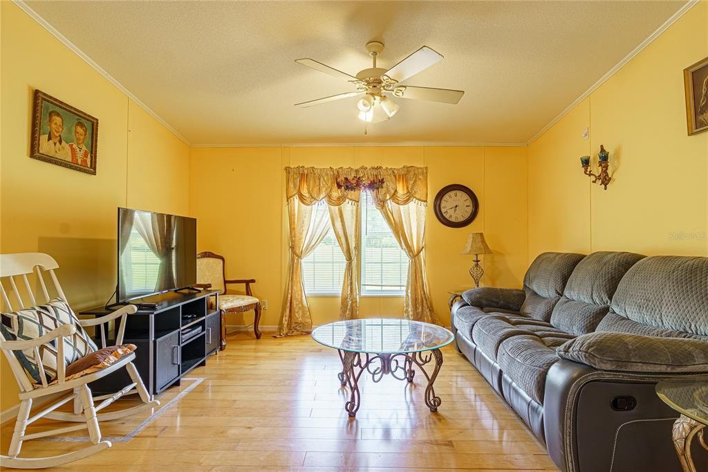 For Sale: $157,900 (3 beds, 2 baths, 1152 Square Feet)
