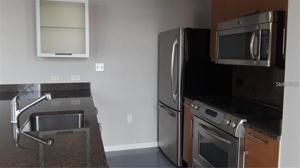 Active With Contract: $3,300 (1 beds, 1 baths, 967 Square Feet)