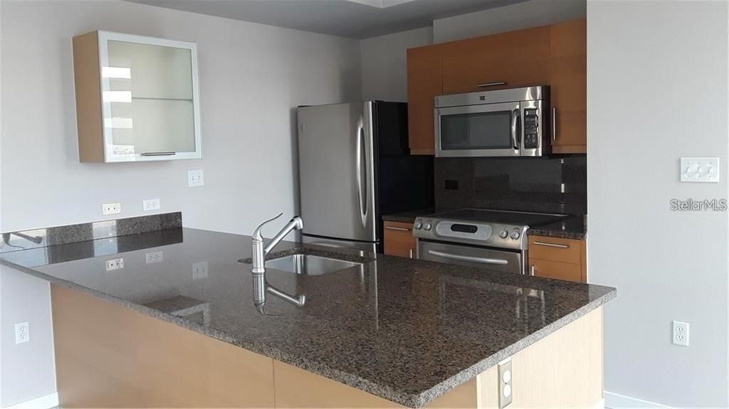 Active With Contract: $3,300 (1 beds, 1 baths, 967 Square Feet)