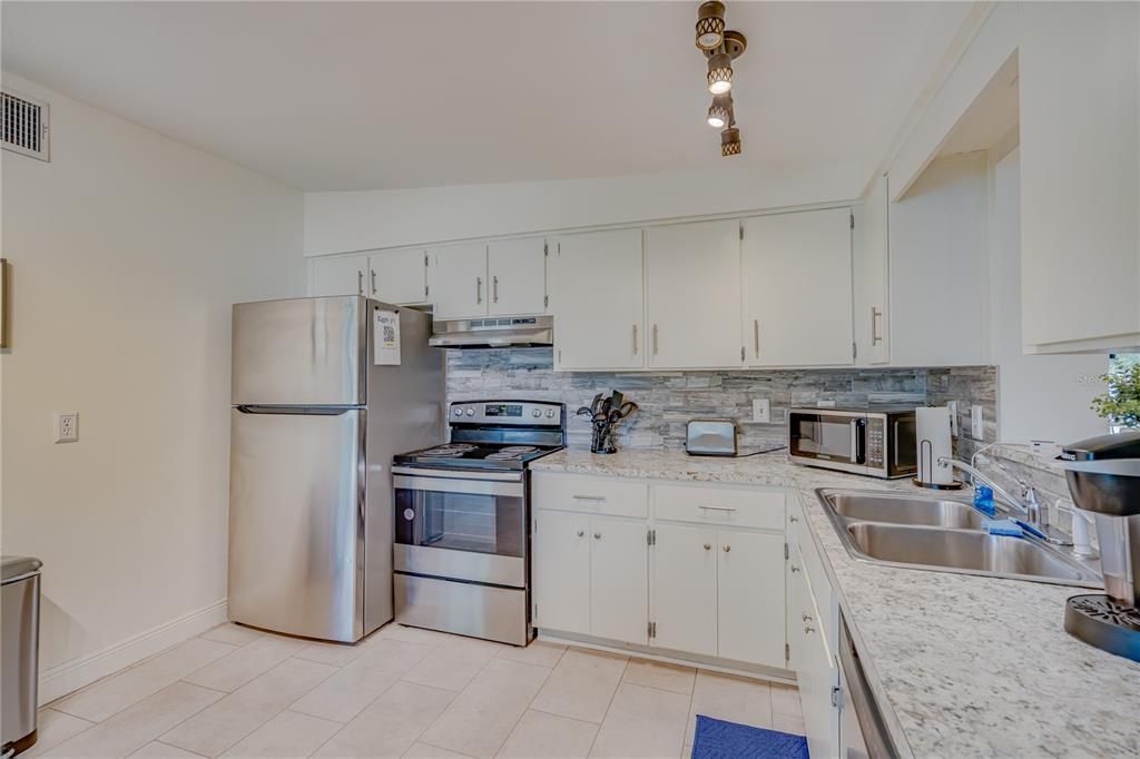 For Sale: $559,900 (4 beds, 2 baths, 1592 Square Feet)