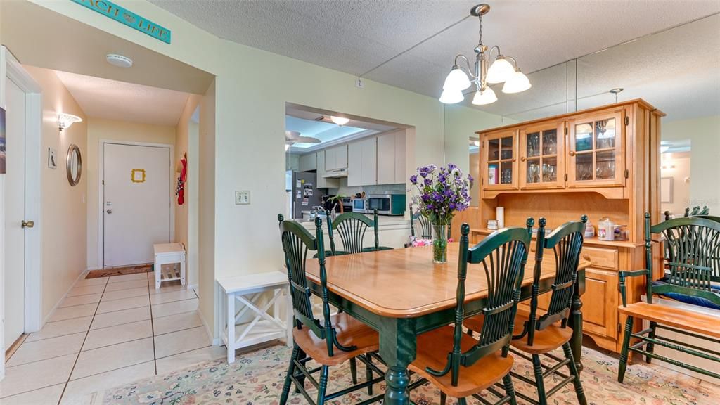For Sale: $284,900 (2 beds, 2 baths, 1069 Square Feet)