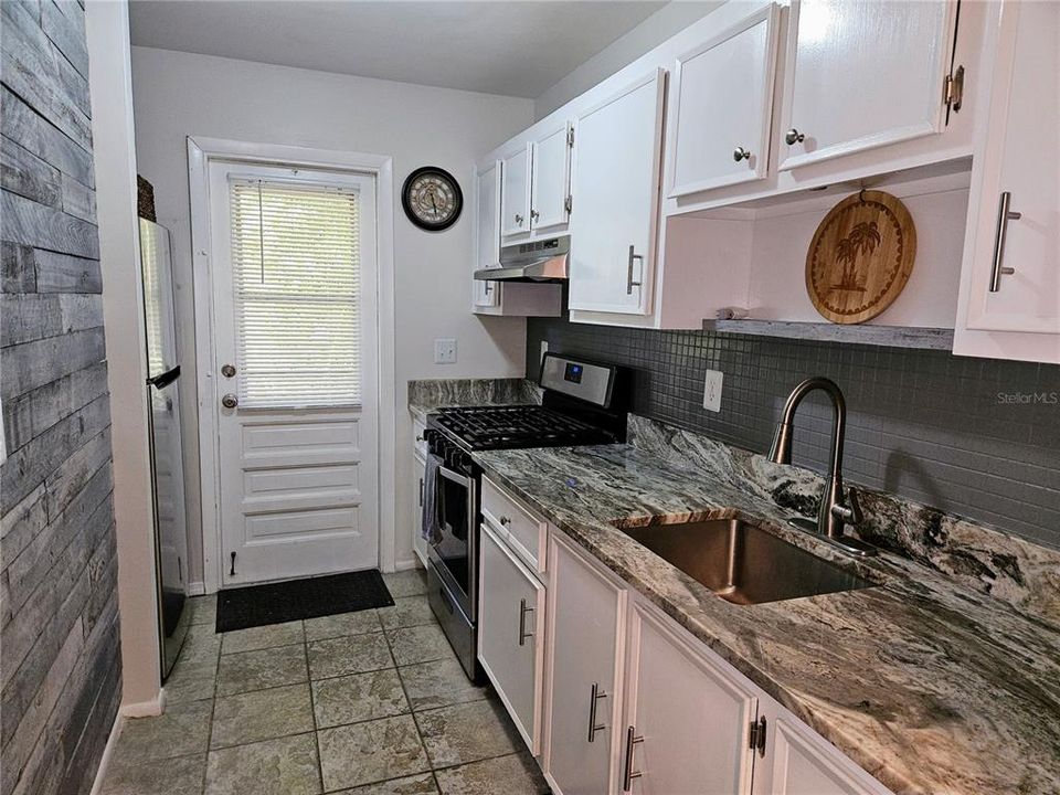 For Sale: $150,000 (1 beds, 1 baths, 735 Square Feet)