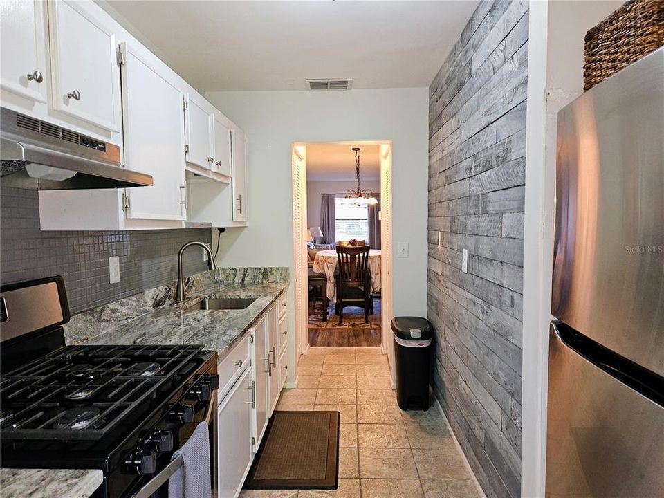 For Sale: $150,000 (1 beds, 1 baths, 735 Square Feet)