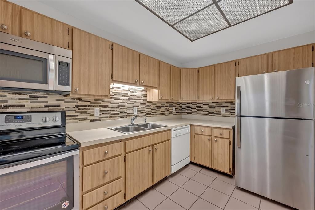 Active With Contract: $2,050 (1 beds, 2 baths, 1151 Square Feet)