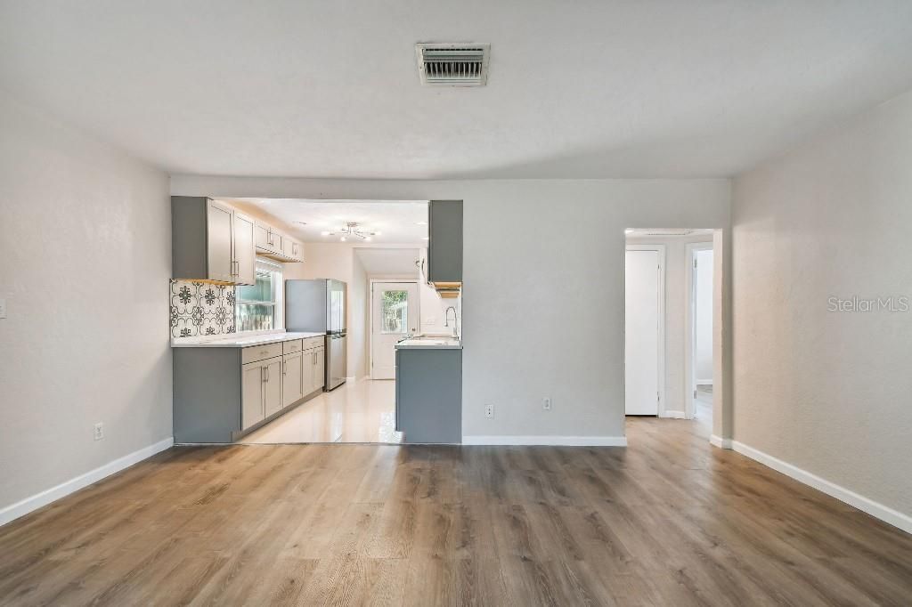 Active With Contract: $459,000 (2 beds, 1 baths, 1066 Square Feet)