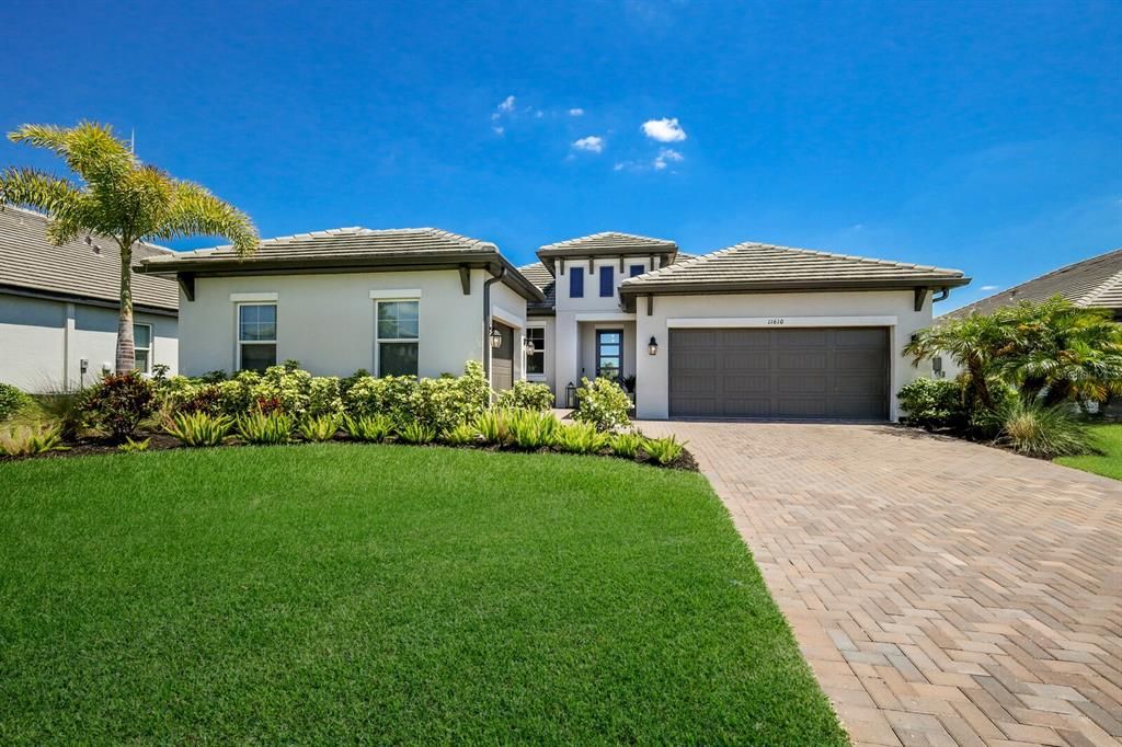 Recently Sold: $850,000 (4 beds, 3 baths, 2333 Square Feet)