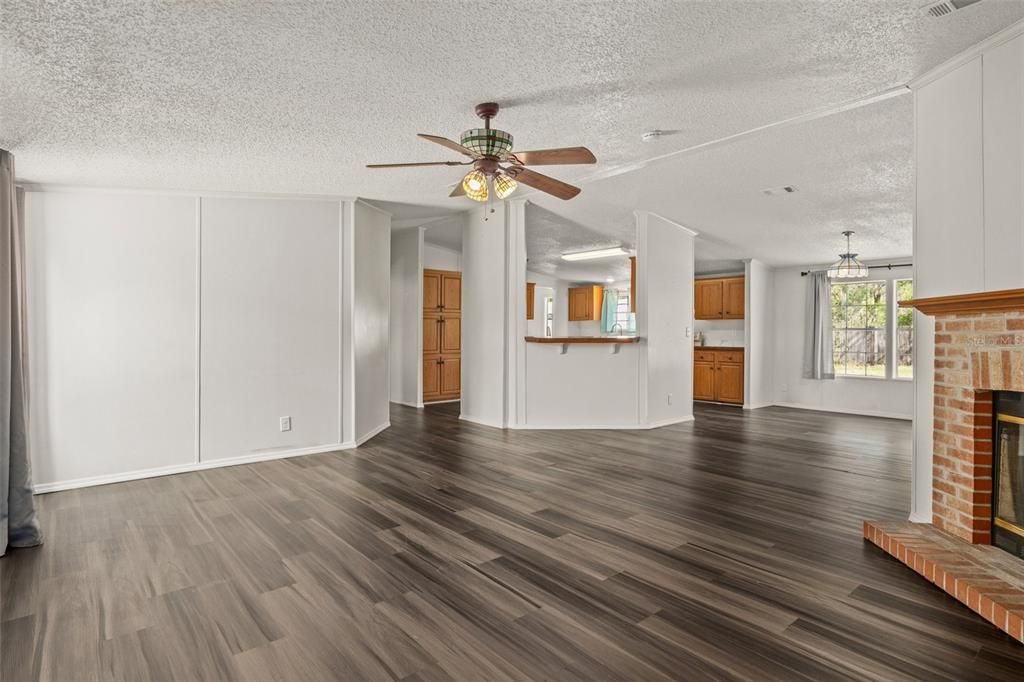 Active With Contract: $278,000 (3 beds, 2 baths, 1800 Square Feet)