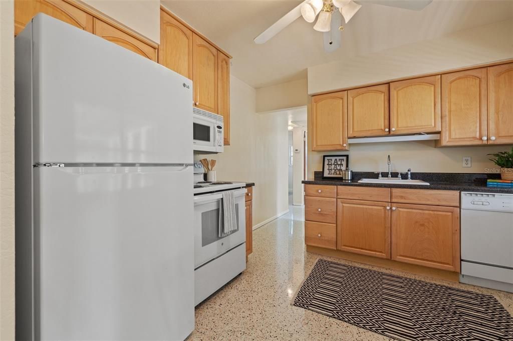 Recently Sold: $379,900 (2 beds, 1 baths, 912 Square Feet)