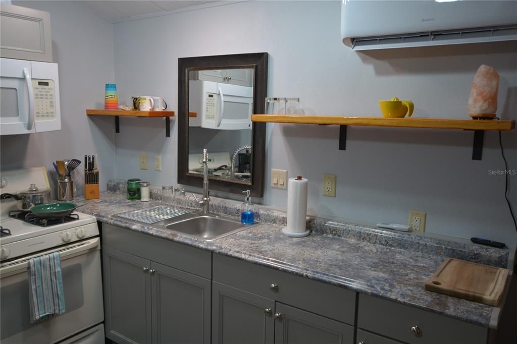 For Sale: $139,900 (1 beds, 1 baths, 396 Square Feet)