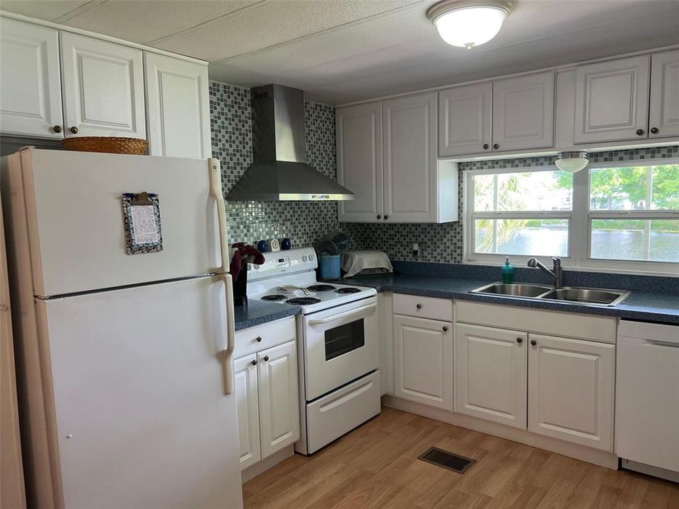 Active With Contract: $189,900 (2 beds, 2 baths, 1104 Square Feet)