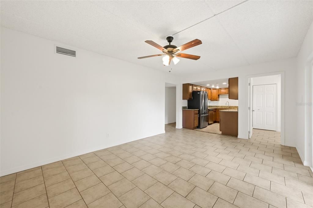 Active With Contract: $215,000 (2 beds, 2 baths, 953 Square Feet)