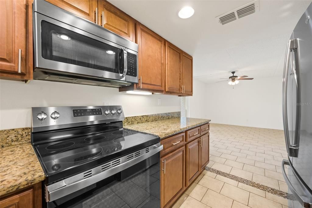 Active With Contract: $215,000 (2 beds, 2 baths, 953 Square Feet)