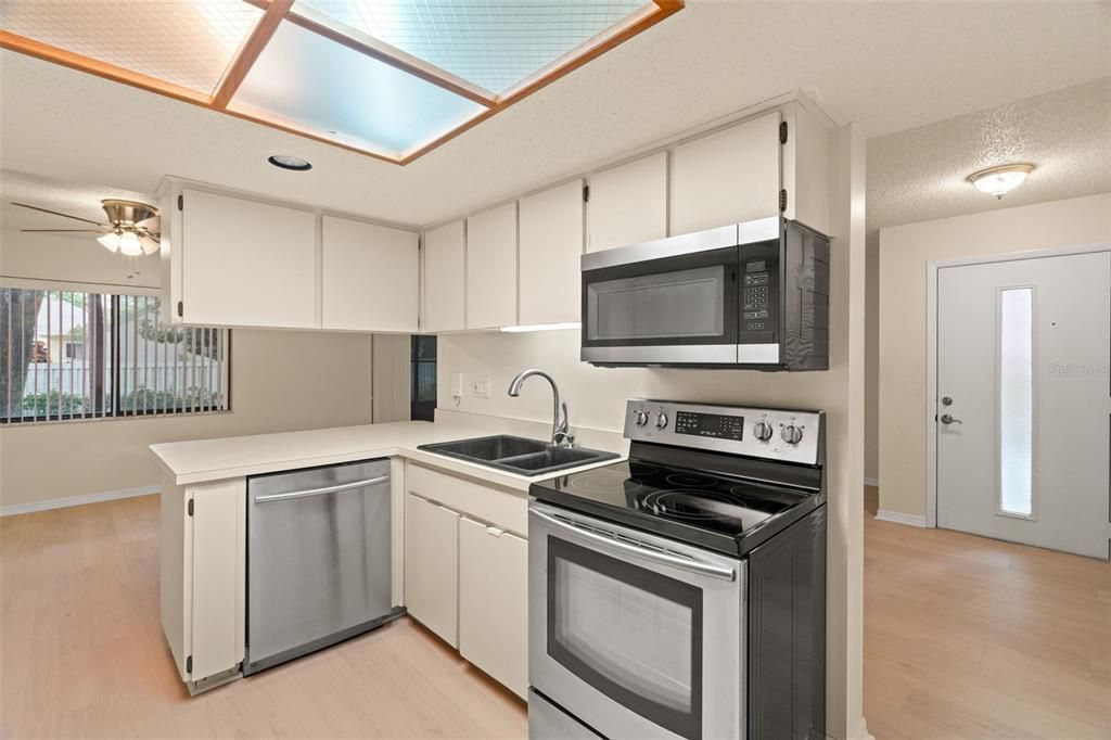 For Sale: $234,900 (2 beds, 2 baths, 1060 Square Feet)
