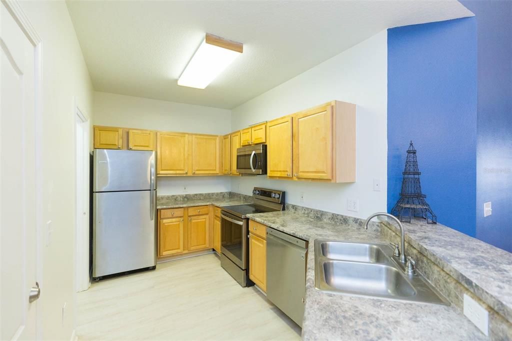 Active With Contract: $135,000 (1 beds, 1 baths, 951 Square Feet)
