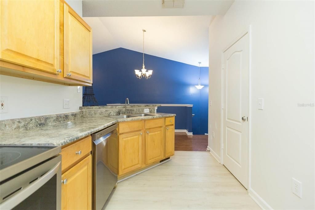 Active With Contract: $135,000 (1 beds, 1 baths, 951 Square Feet)