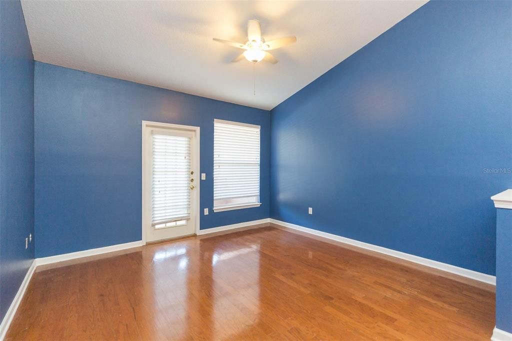 Recently Sold: $135,000 (1 beds, 1 baths, 951 Square Feet)