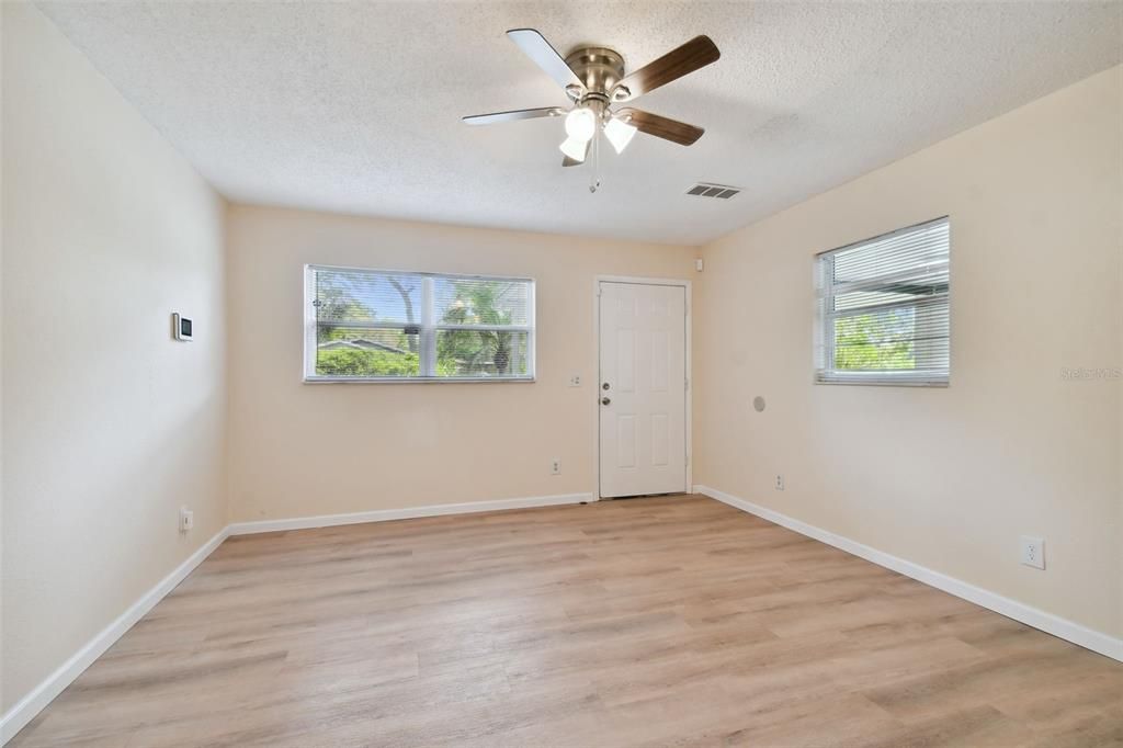For Sale: $304,500 (2 beds, 2 baths, 946 Square Feet)