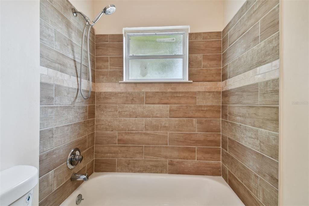 For Sale: $304,500 (2 beds, 2 baths, 946 Square Feet)