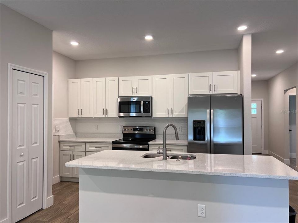 Active With Contract: $348,000 (3 beds, 2 baths, 1369 Square Feet)