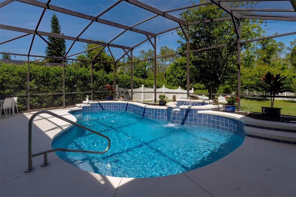 Pool with water feature