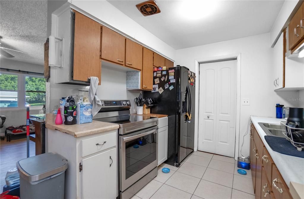 Active With Contract: $182,900 (3 beds, 2 baths, 1384 Square Feet)