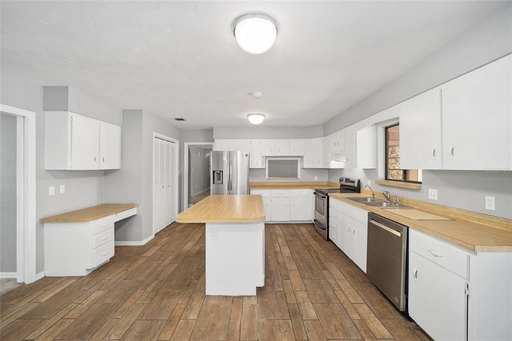 Active With Contract: $620,000 (3 beds, 3 baths, 3294 Square Feet)
