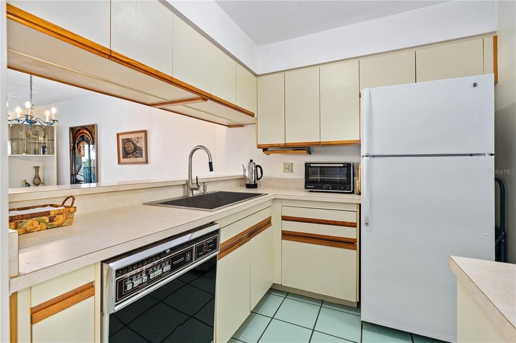 For Sale: $338,000 (2 beds, 2 baths, 1128 Square Feet)