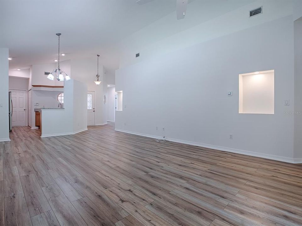 For Sale: $349,500 (2 beds, 2 baths, 1482 Square Feet)